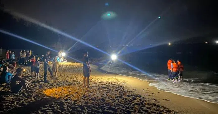 Lực lượng chức năng xuyên đêm tìm kiếm cháu bé.