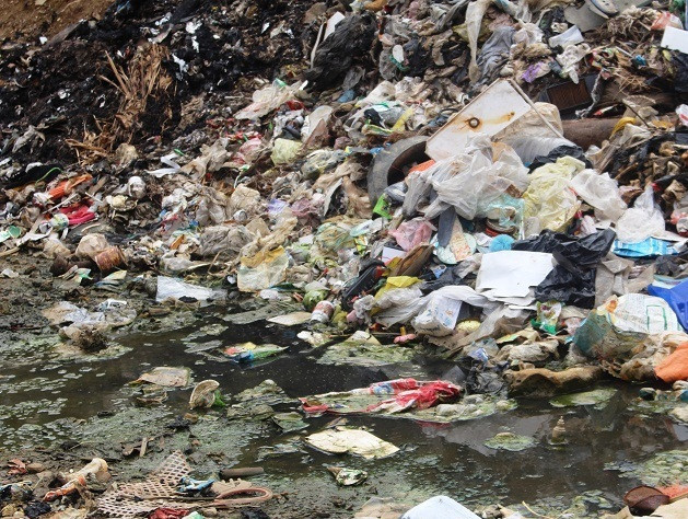 Nước rỉ rác chảy lênh láng ra đường, gây ô nhiễm.