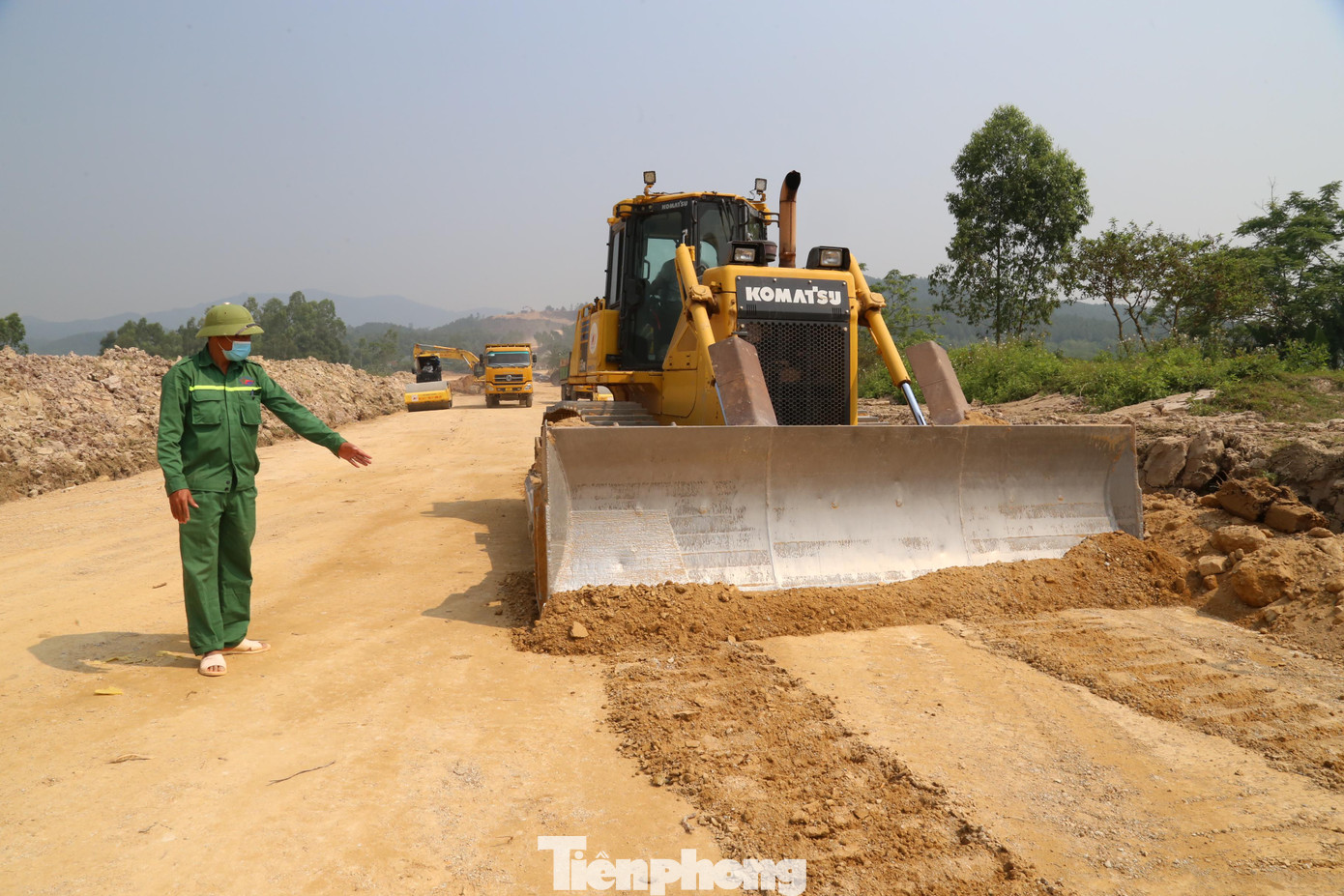 Hiện trên toàn tuyến các nhà thầu đã xây dựng cơ bản xong hệ thống lán trại công trường, huy động nhân sự ban điều hành hiện trường và các phòng thí nghiệm hiện trường, các điều kiện cần thiết để triển khai thi công đồng loạt. Đến nay, các nhà thầu đã triển khai 57 mũi thi công với 224 thiết bị.