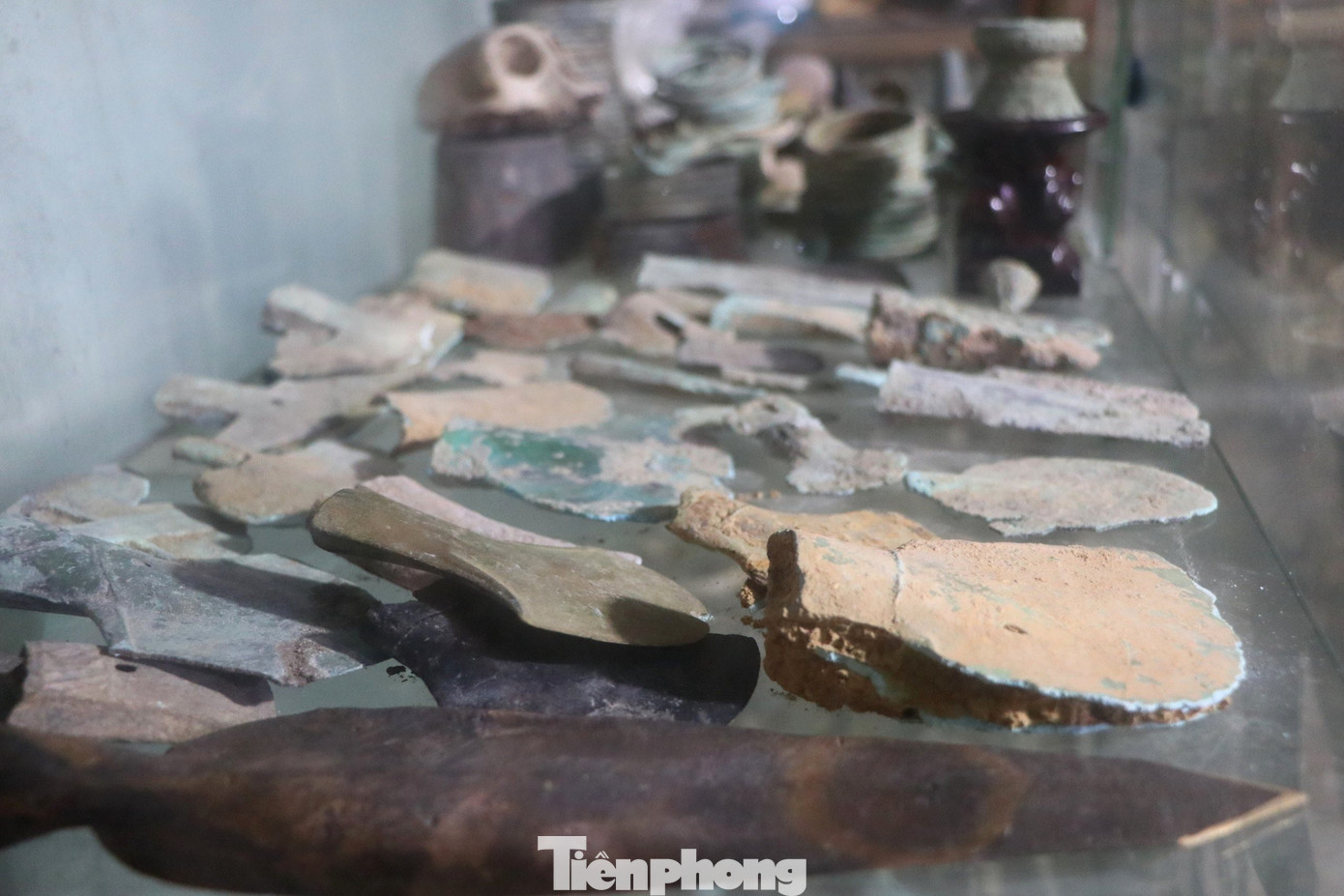Bộ sưu tập binh khí, nông cụ sản xuất bằng đồng, có niên đại khoảng 2.000 năm.
