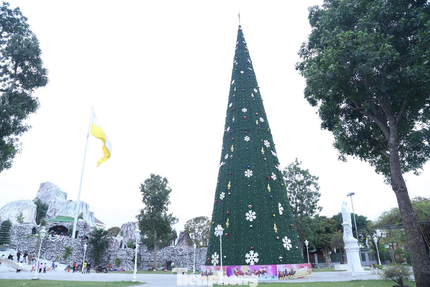 “Khung cây thông được làm bằng thép kiên cố, xung quanh được bọc bằng một lớp cỏ nhựa và các đồ trang trí. Để hoàn thành cây thông, chúng tôi điều động khoảng 20 nhân công làm trong vòng nửa tháng. Chi phí cho cây thông này lên đến hàng trăm triệu đồng”, ông Đình nói. “Khung cây thông được làm bằng thép kiên cố, xung quanh được bọc bằng một lớp cỏ nhựa và các đồ trang trí. Để hoàn thành cây thông, chúng tôi điều động khoảng 20 nhân công làm trong vòng nửa tháng. Chi phí cho cây thông này lên đến hàng trăm triệu đồng”, ông Đình nói.