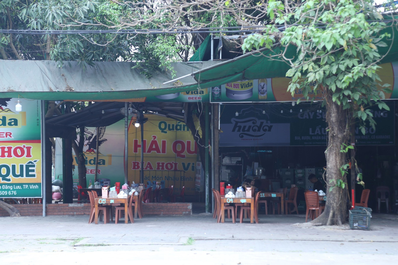 Theo ông Thủy, lý do khiến thời điểm hiện tại quán bia vắng vẻ là do cảnh sát giao thông đang trong đợt cao điểm ra quân kiểm tra nồng độ cồn với mức xử phạt rất nặng khiến nhiều người e ngại không dám uống rượu, bia.