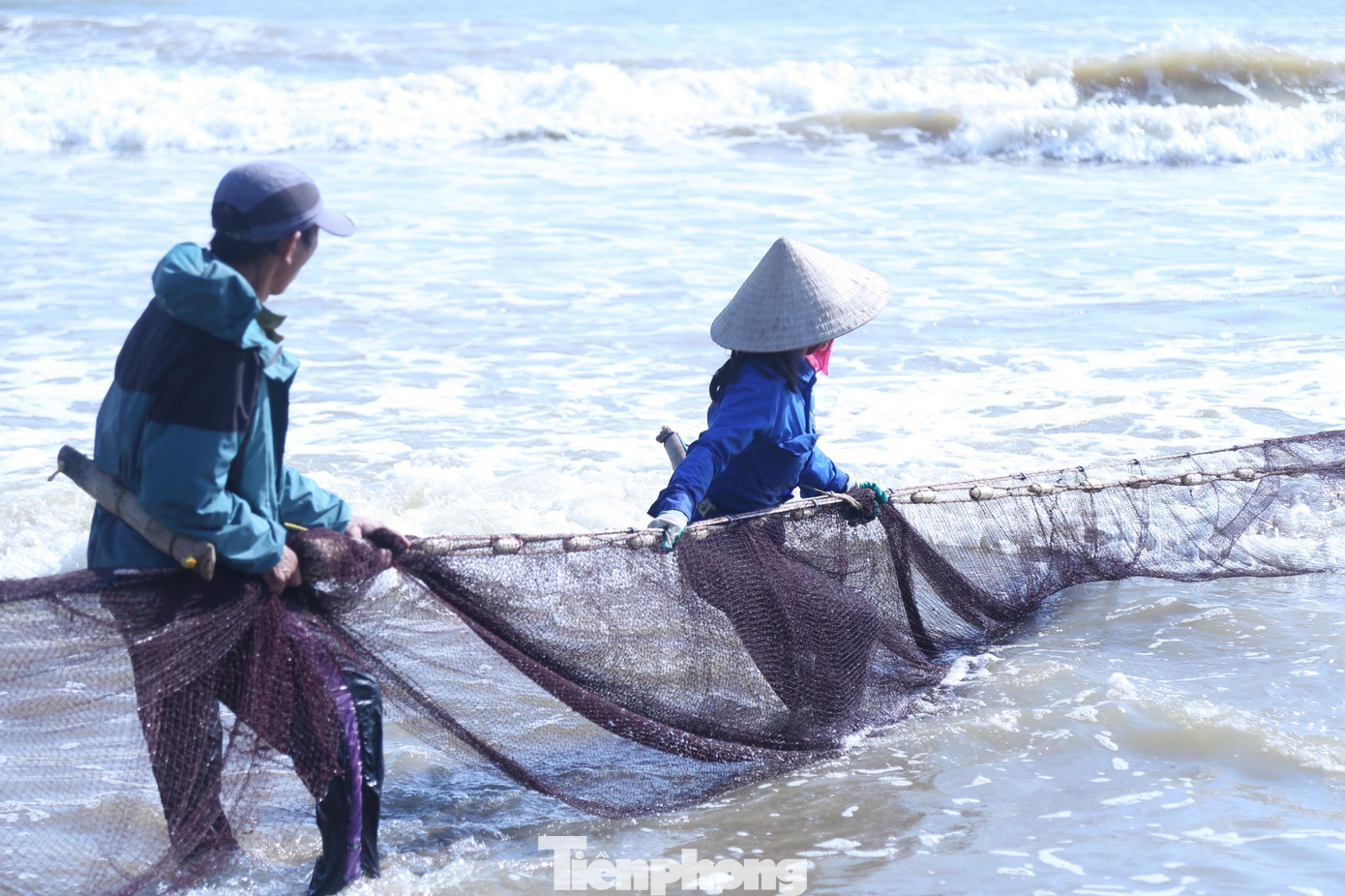 Để kéo được mẻ lưới vào bờ, người thợ phải buộc một cái đai bằng da vào lưng, một đầu buộc vào dây thừng nối với lưới, cứ vậy họ đi lùi dần kéo lưới vào bờ. Để kéo được mẻ lưới vào bờ, người thợ phải buộc một cái đai bằng da vào lưng, một đầu buộc vào dây thừng nối với lưới, cứ vậy họ đi lùi dần kéo lưới vào bờ.