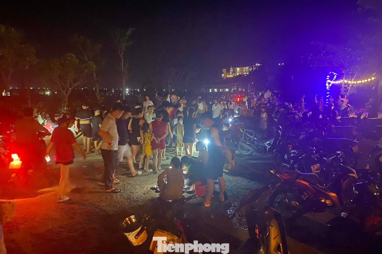 Mực nháy sau khi được câu về sẽ được người dân tập trung bán tại tuyến đường lên đảo Lan Châu, thuộc phường Nghi Thủy vào mỗi buổi tối. Càng về khuya, ‘phiên chợ’ càng tấp nập người dân, du khách.