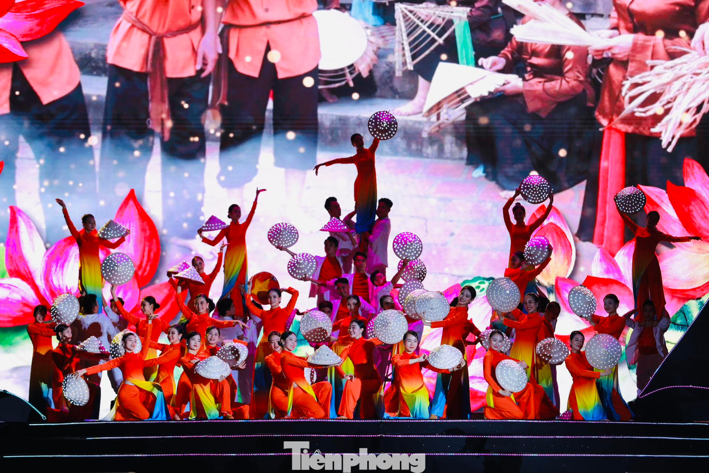 Các tiết mục được dàn dựng công phu. Các tiết mục được dàn dựng công phu.