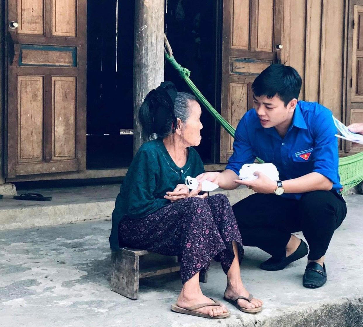 Trần Minh Hạnh, Uỷ viên Ban thường vụ Huyện đoàn Tương Dương tặng khẩu trang cho bà con dân tộc Khơ mú.