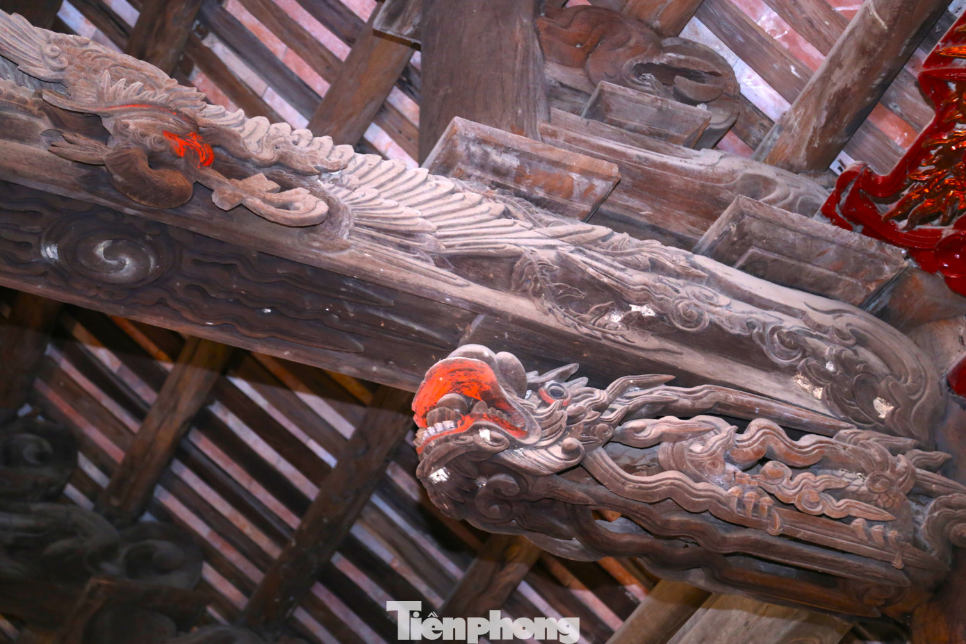 Các vì kèo liên kết theo cấu trúc chồng diêm, có những bức chạm khắc “lưỡng long chầu nguyệt” rất đẹp. Các cột đình đều có đường kính trên 50cm và là cơ sở chịu lực của toàn bộ kết cấu đình.