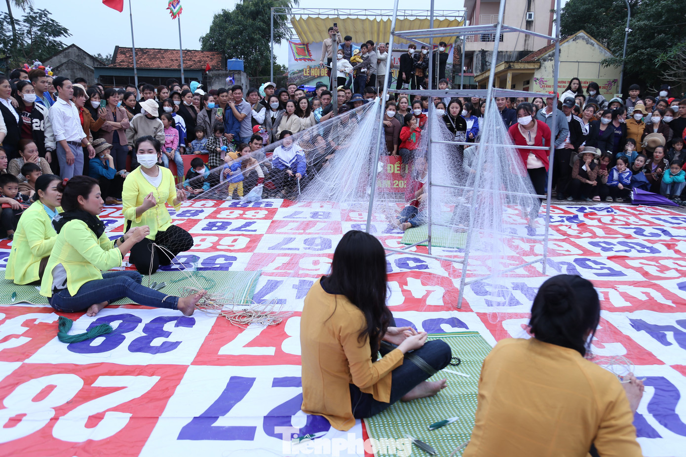 Tiếp đến là bắt lưới bơn lên móc được quy định. Một thành viên trong đội móc lưới và hai thành viên còn lại sẽ bắt xâu lưới để chuẩn bị cho phần làm phao lưới.