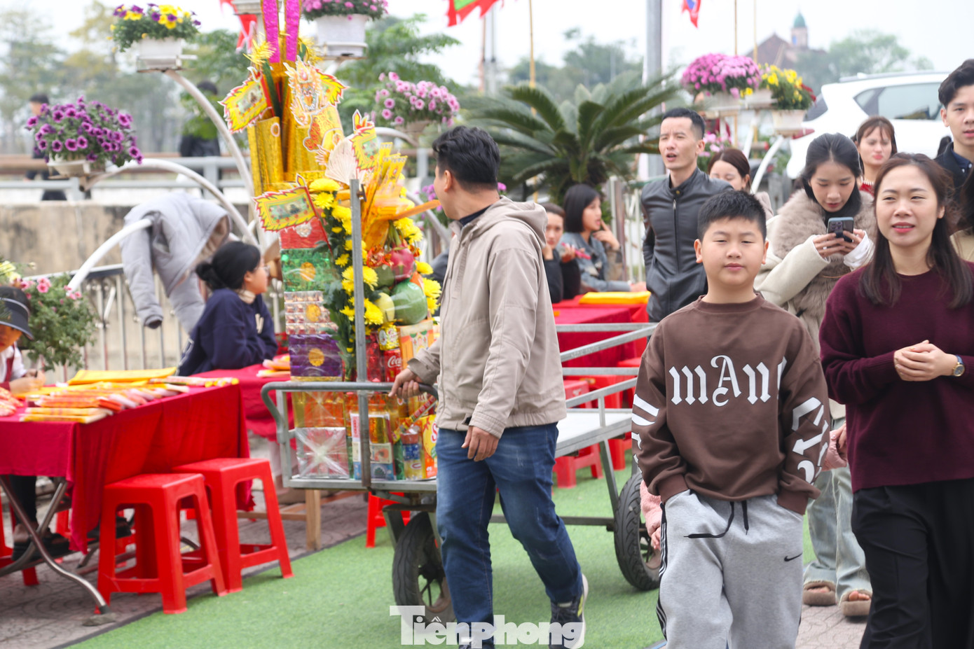 Nhiều dịch vụ như sắp mâm lễ, vận chuyển lễ vào đền được các cửa hàng xung quanh mở ra để phục vụ du khách. Những mâm lễ cúng có giá từ 300.000- 500.000 đồng. Có những mâm lễ lớn với nhiều thỏi vàng giá cả triệu đồng nhưng vẫn hút du khách mua để dâng lễ. Nhiều dịch vụ như sắp mâm lễ, vận chuyển lễ vào đền được các cửa hàng xung quanh mở ra để phục vụ du khách. Những mâm lễ cúng có giá từ 300.000- 500.000 đồng. Có những mâm lễ lớn với nhiều thỏi vàng giá cả triệu đồng nhưng vẫn hút du khách mua để dâng lễ.