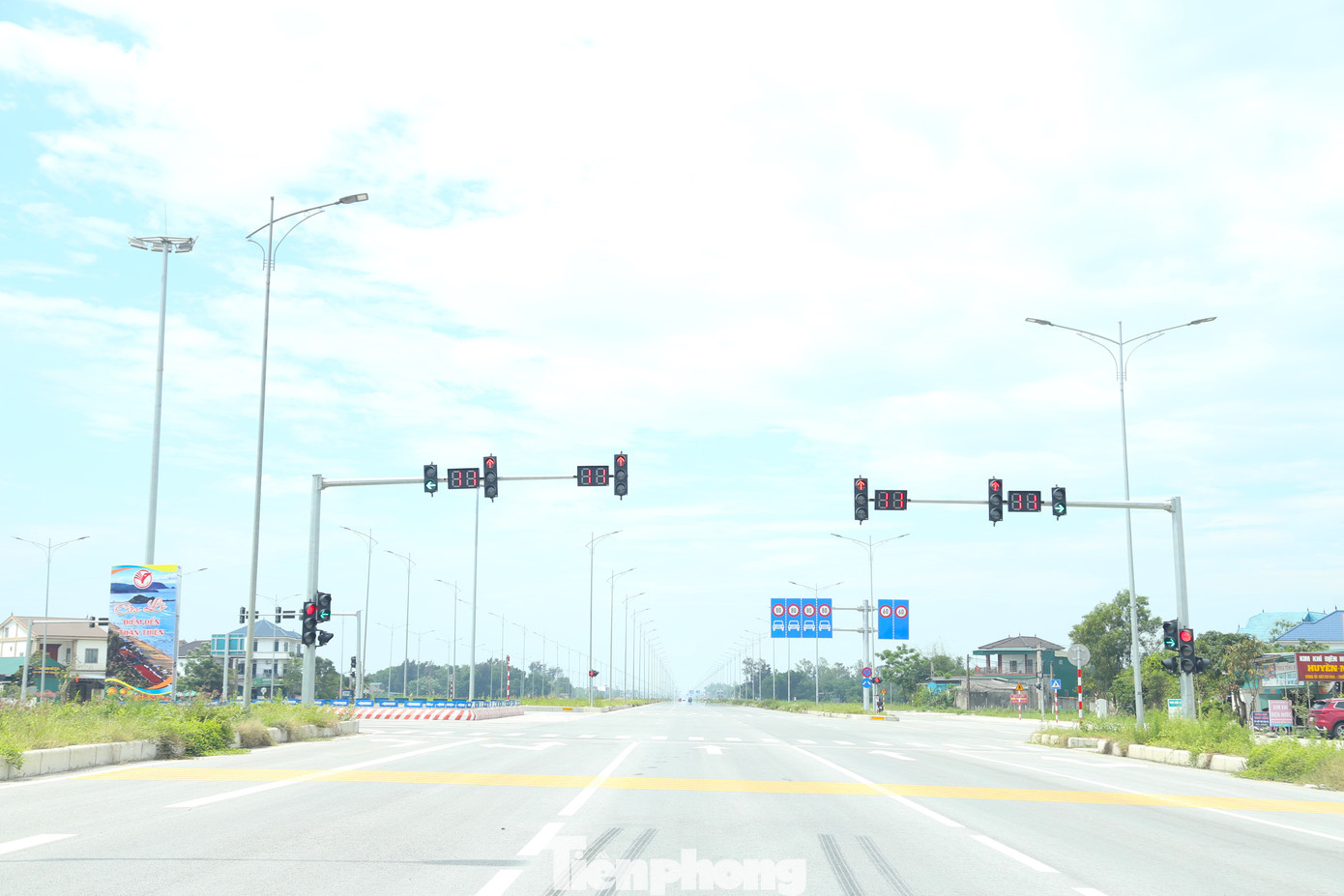 Sự thay đổi của Cửa Lò không chỉ thể hiện ở những dịch vụ miễn phí mà còn ở sự đầu tư mạnh mẽ vào hạ tầng giao thông hiện đại. Tuyến Đại lộ Vinh - Cửa Lò đã hoàn thành từ cuối năm 2024, rút ngắn đáng kể thời gian di chuyển từ trung tâm thành phố đến biển, chỉ còn khoảng 15 phút. Sự thay đổi của Cửa Lò không chỉ thể hiện ở những dịch vụ miễn phí mà còn ở sự đầu tư mạnh mẽ vào hạ tầng giao thông hiện đại. Tuyến Đại lộ Vinh - Cửa Lò đã hoàn thành từ cuối năm 2024, rút ngắn đáng kể thời gian di chuyển từ trung tâm thành phố đến biển, chỉ còn khoảng 15 phút.