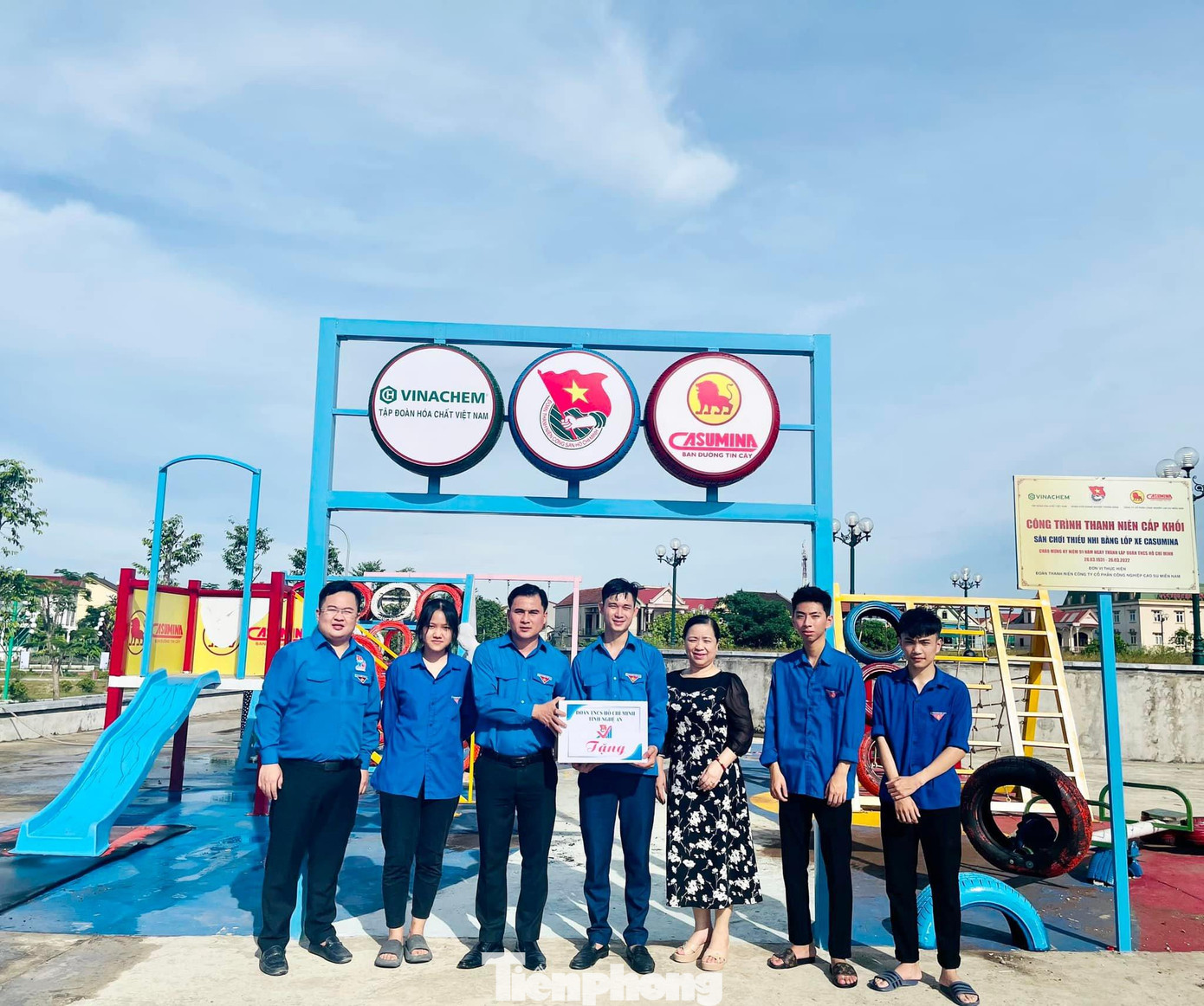 Trao tặng sân chơi thiếu nhi ở huyện Hưng Nguyên