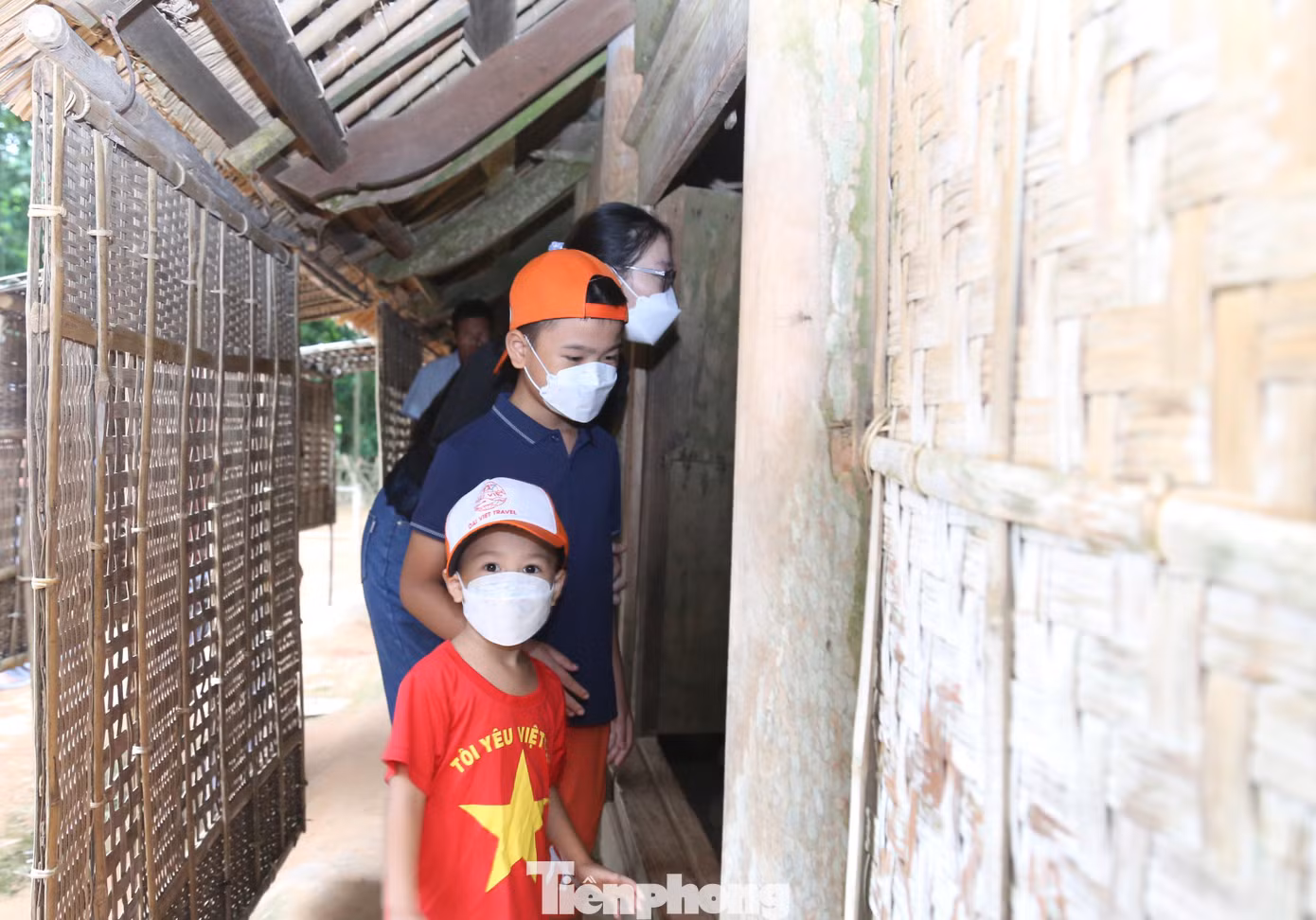 Dịp lễ 2/9 năm nay có rất nhiều em nhỏ được ông bà, bố mẹ đưa về thăm quê Bác
