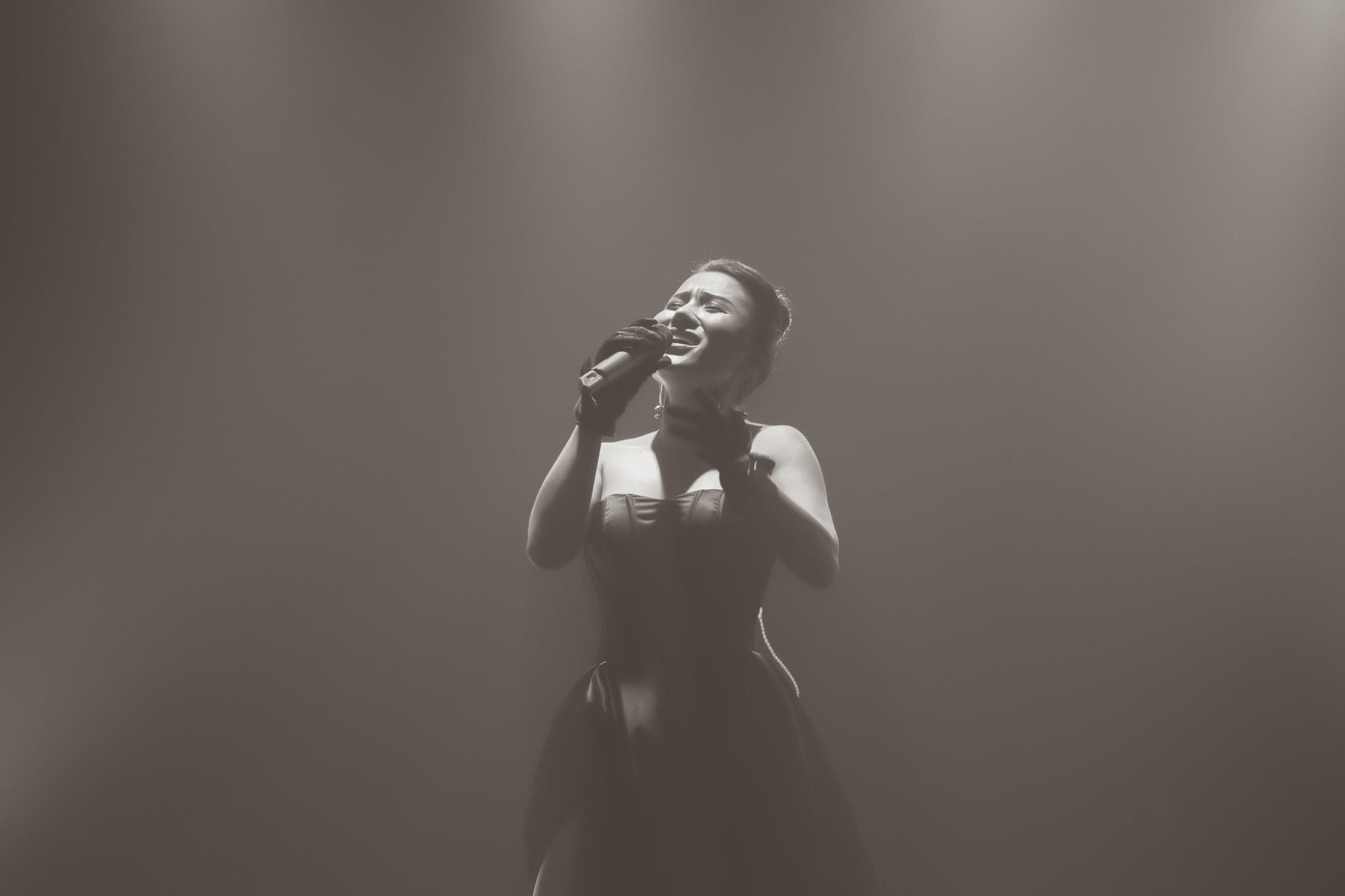 Những giây phút đong đầy cảm xúc của ca sĩ Trang Kún. (Ảnh: Sách Nguyễn) Những giây phút đong đầy cảm xúc của ca sĩ Trang Kún. (Ảnh: Sách Nguyễn)