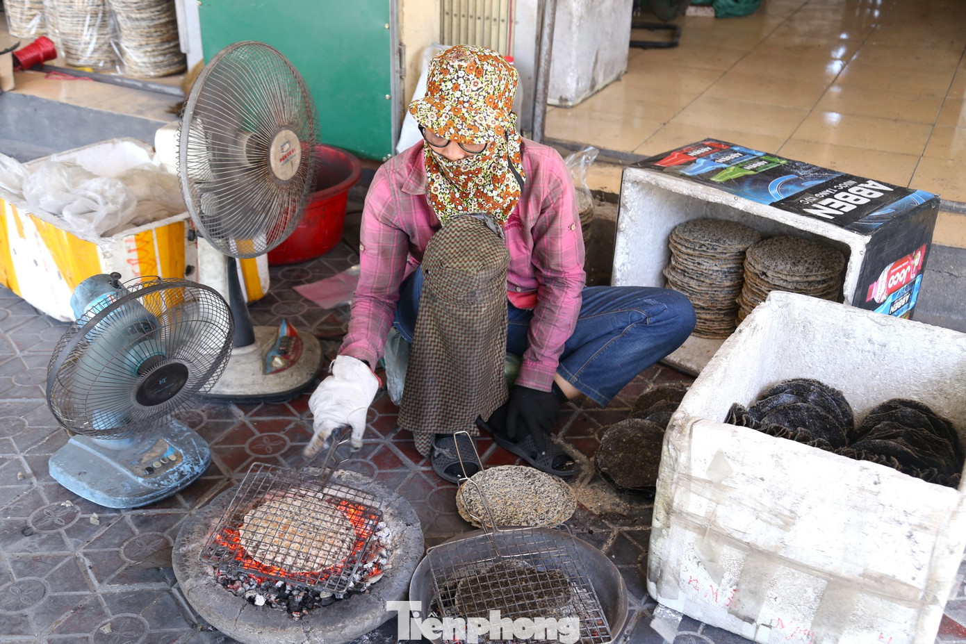Đôi tay thoăn thoắt lật bánh, chị Lê Thị Thực (33 tuổi, trú tại xã Đặng Sơn, huyện Đô Lương) cho biết, nướng bánh không khó, chỉ cần chịu khó, có sự kiên trì. “Công việc của tôi bắt đầu từ 5 giờ sáng và kết thúc vào 18 giờ hàng ngày. Trung bình mỗi người, tôi nướng từ 1.000-1.500 chiếc bánh, mang về khoản tiền công 200.000 – 300.000 đồng”, chị Thực chia sẻ.