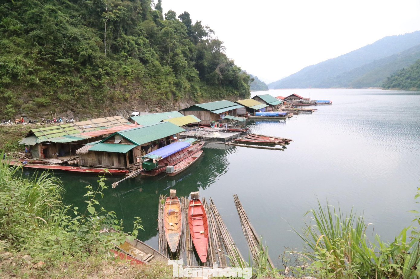 Cách đây hơn chục năm, ở nơi núi rừng sâu thẳm huyện miền núi Tương Dương (Nghệ An), một công trình thuỷ điện lớn nhất Bắc Trung Bộ được khởi công. Đó cũng là thời điểm hàng nghìn hộ dân sống bên dòng Nậm Nơn phải di dời, nhường đất cho công trình trọng điểm này. Song thực tế cuộc sống của đồng bào tại nơi ở mới không như mong đợi buộc nhiều gia đình phải “tìm về” chốn cũ, sống cảnh đời sông nước lênh đênh.