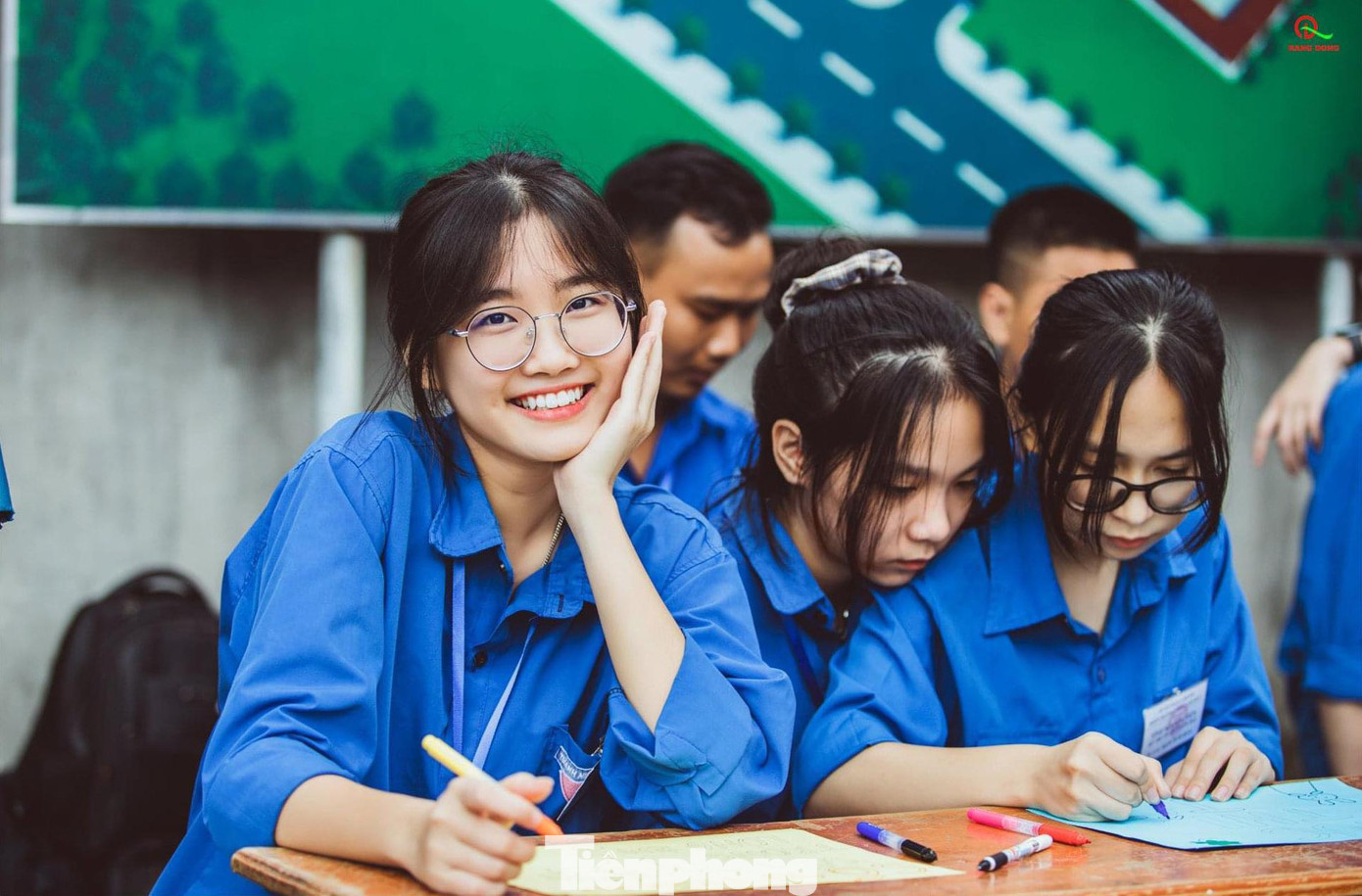 Nụ cười tươi rói của những nữ tình nguyện viên. Trong ảnh, bạn Phạm Trà My (SN 2006) tham gia đội tình nguyện tiếp sức mùa thi tại điểm trường THPT Anh Sơn 3, huyện Anh Sơn, Nghệ An.