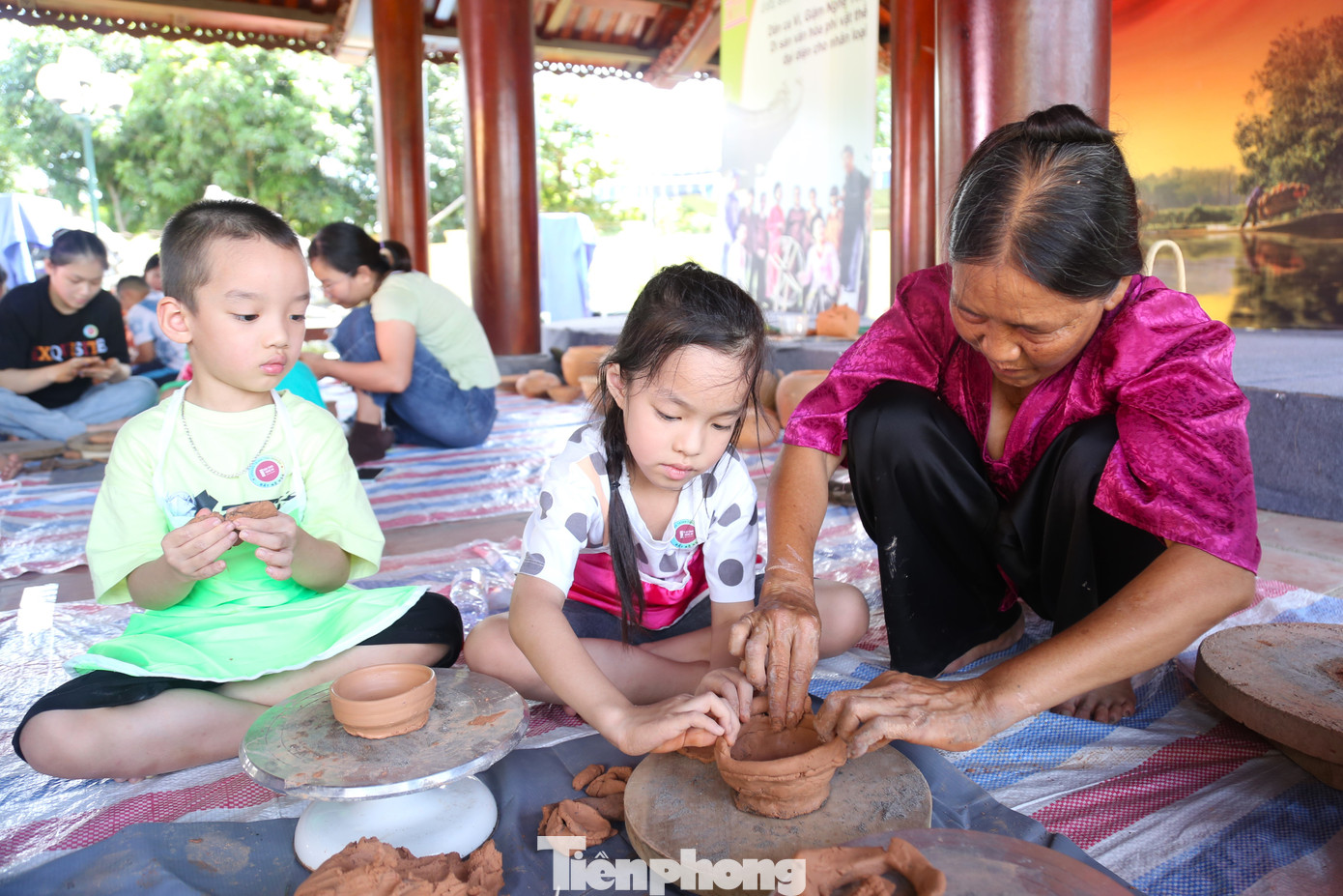 Các bạn nhỏ được hướng dẫn sơ lược các kỹ thuật làm gốm, chuốt gốm trên bàn xoay dưới sự hỗ trợ của các nghệ nhân. Các bạn nhỏ được hướng dẫn sơ lược các kỹ thuật làm gốm, chuốt gốm trên bàn xoay dưới sự hỗ trợ của các nghệ nhân.
