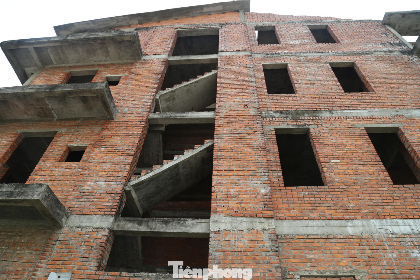 Rêu phong phủ kín căn liền kề hàng chục tỉ đồng.