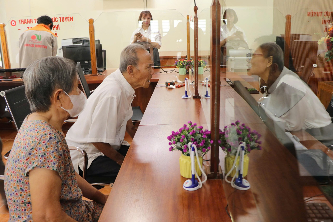 Ông Nguyễn Đức Thảo cùng vợ là bà Trần Thị Nhung đến Trung tâm phục vụ hành chính công phường Vinh Hưng để đăng ký kết hôn ngày 1/7.