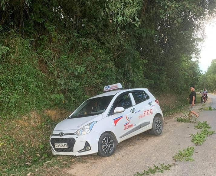 Bên trong chiếc taxi vương vãi máu Bên trong chiếc taxi vương vãi máu