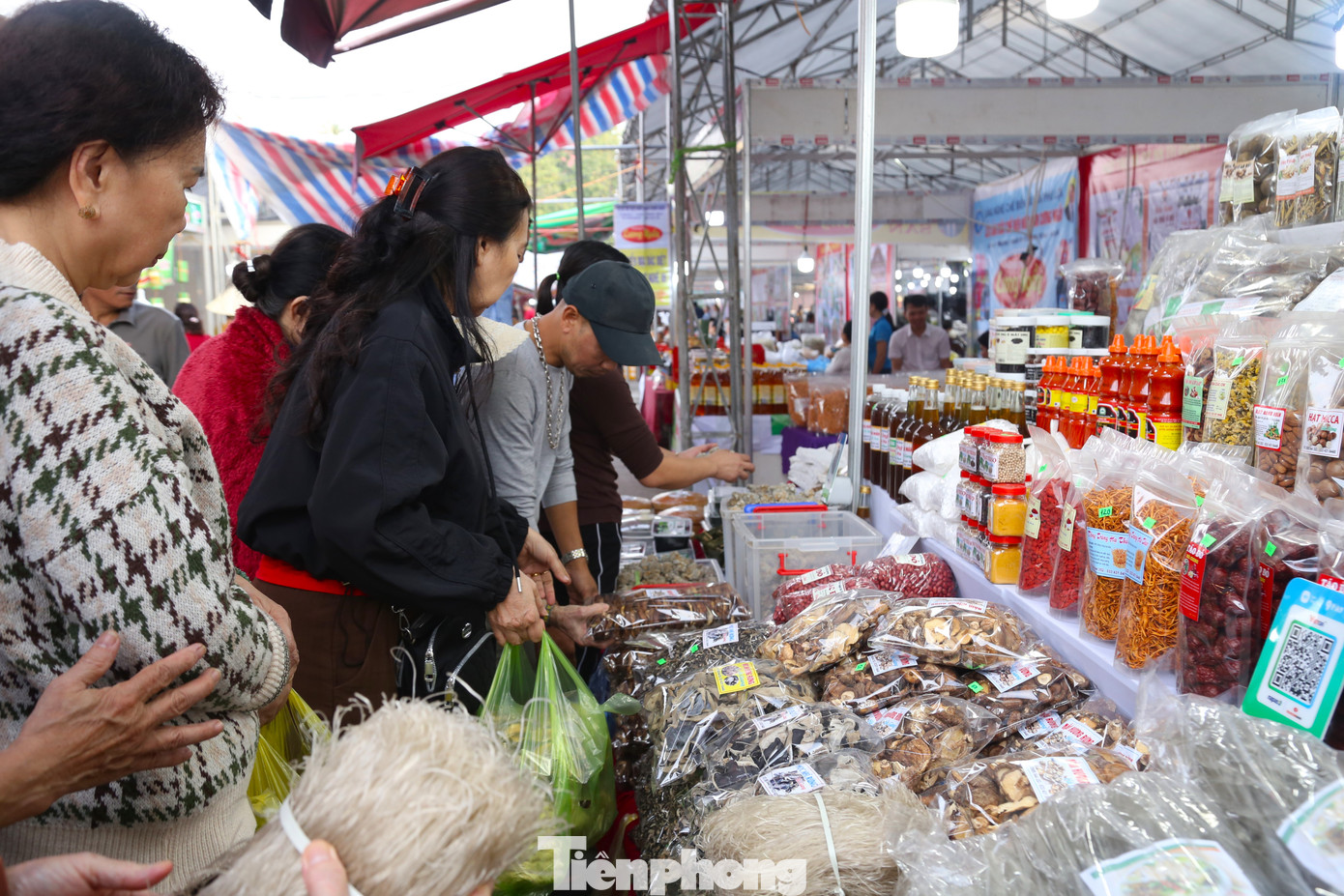 Các hàng hóa được trưng bày đa dạng, phong phú, đa ngành hàng, đa lĩnh vực như: sản phẩm nông sản, thủy sản, thực phẩm chế biến, đồ uống; hàng thủ công mỹ nghệ, đồ gỗ nội, ngoại thất, hàng dệt may, gia dụng; sản phẩm làng nghề, sản phẩm OCOP, dược liệu...