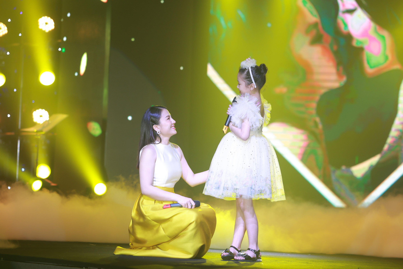 Màn song ca cảm xúc của Trang Kún cùng con gái. (Ảnh: Sách Nguyễn) Màn song ca cảm xúc của Trang Kún cùng con gái. (Ảnh: Sách Nguyễn)