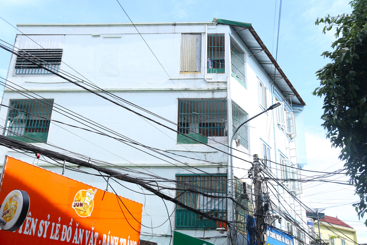 Ghi nhận của PV ngày 8/7, tại khu vực xung quanh Trường Đại học Vinh thuộc phường Trường Vinh, tỉnh Nghệ An có nhiều chung cư, dãy nhà trọ, nhà ở kết hợp cho thuê. Đa số các dãy nhà đều được hàn thêm một lớp song sắt tạo thành hình dạng những chiếc “chuồng cọp”.