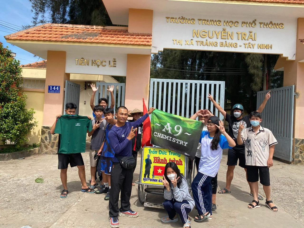 Trần Đức Trung bên các bạn học sinh THPT Nguyễn Trãi, thị xã Trảng Bàng, Tây Ninh.
