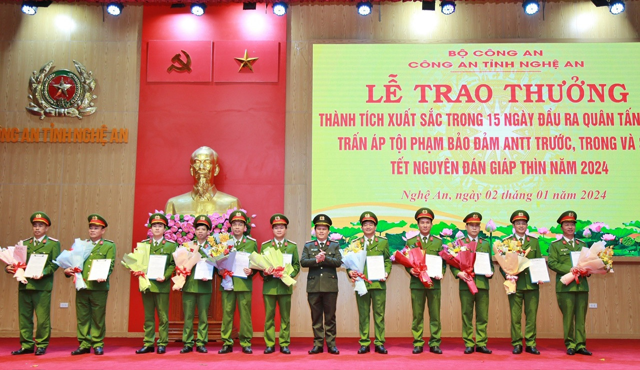 Đại tá Bùi Quang Thanh - Giám đốc Công an tỉnh trao thưởng các đơn vị, địa phương có thành tích xuất sắc trong 15 ngày đầu ra quân tấn công, trấn áp tội phạm. Đại tá Bùi Quang Thanh - Giám đốc Công an tỉnh trao thưởng các đơn vị, địa phương có thành tích xuất sắc trong 15 ngày đầu ra quân tấn công, trấn áp tội phạm.