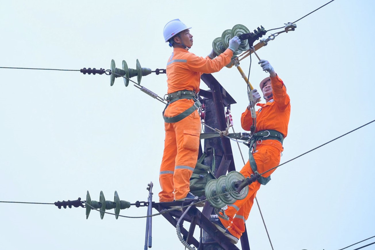 Nắng nóng kéo dài, lượng điện tiêu thụ ở Nghệ An liên tục phá kỷ lục. Nắng nóng kéo dài, lượng điện tiêu thụ ở Nghệ An liên tục phá kỷ lục.