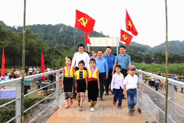 Trong năm 2022, Tỉnh Đoàn phối hợp với Báo Tiền Phong, Sở Giáo dục và Đào tạo Nghệ An hỗ trợ xây dựng 3 công trình “Cầu nối yêu thương - Cùng em tới trường” tại địa bàn khó khăn với tổng kinh phí hỗ trợ hơn 3 tỷ đồng Trong năm 2022, Tỉnh Đoàn phối hợp với Báo Tiền Phong, Sở Giáo dục và Đào tạo Nghệ An hỗ trợ xây dựng 3 công trình “Cầu nối yêu thương - Cùng em tới trường” tại địa bàn khó khăn với tổng kinh phí hỗ trợ hơn 3 tỷ đồng