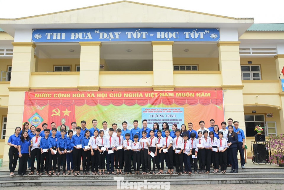 Đoàn các đơn vị tổ chức hành trình tri ân các Anh hùng liệt sỹ tại nghĩa trang Việt – Lào, sinh hoạt dưới cờ và tặng 24 suất quà trị giá 12 triệu đồng cho các em học sinh có hoàn cảnh khó khăn tại Trường THCS Hoa Sơn, huyện Anh Sơn. Đoàn các đơn vị tổ chức hành trình tri ân các Anh hùng liệt sỹ tại nghĩa trang Việt – Lào, sinh hoạt dưới cờ và tặng 24 suất quà trị giá 12 triệu đồng cho các em học sinh có hoàn cảnh khó khăn tại Trường THCS Hoa Sơn, huyện Anh Sơn.