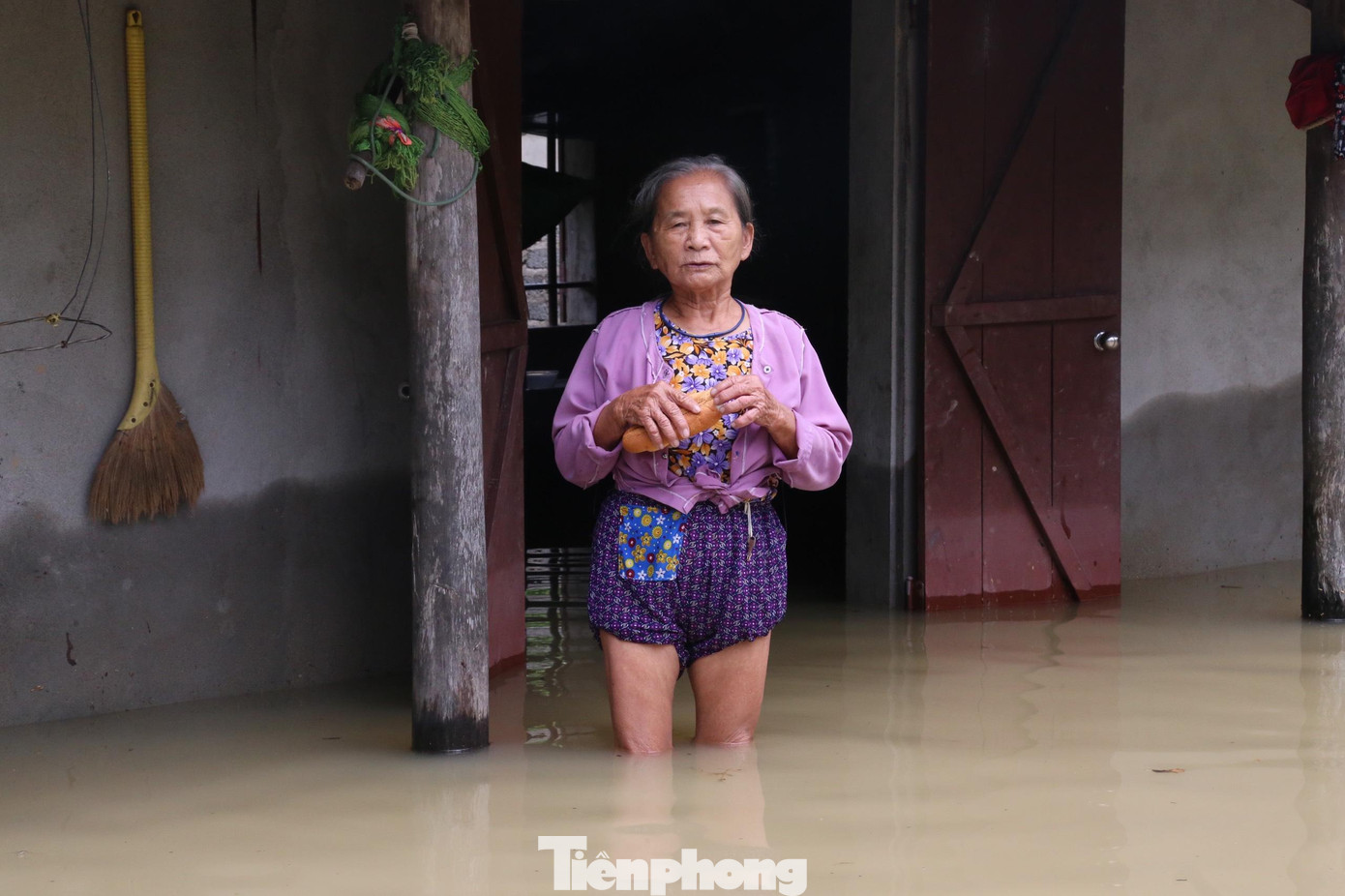 Cầm trên tay chiếc bánh mỳ vừa được cứu trợ, bà Nguyễn Thị Liễu (83 tuổi) chia sẻ: "Đây được xem là trận mưa lịch sử. Nhà ngập hết, may có các cháu bộ đội, thanh niên đã đến hỗ trợ đưa đồ đạc, người ra ngoài tránh lũ".