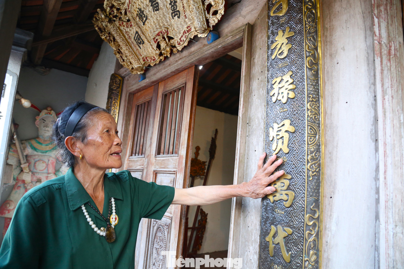 Bà Đinh Thị Oanh, thành viên Ban quản lý đền Vạn Lộc cho biết đền được hoàn thành vào năm 1508, cách đây hơn 500 năm. Hiện, đền có 3 tòa (thượng điện, trung điện, hạ điện), mỗi tòa 3 gian, mái ngói mũi hài, nóc đắp hình hai rồng chầu mặt trời. Trung điện được xây cất sớm nhất, thời Lê. Sau vài lần trùng tu, ngôi đền được sửa sang tôn tạo khang trang. Đền thờ luôn là điểm đến tâm linh của người dân địa phương và khách du lịch cả nước. Bà Đinh Thị Oanh, thành viên Ban quản lý đền Vạn Lộc cho biết đền được hoàn thành vào năm 1508, cách đây hơn 500 năm. Hiện, đền có 3 tòa (thượng điện, trung điện, hạ điện), mỗi tòa 3 gian, mái ngói mũi hài, nóc đắp hình hai rồng chầu mặt trời. Trung điện được xây cất sớm nhất, thời Lê. Sau vài lần trùng tu, ngôi đền được sửa sang tôn tạo khang trang. Đền thờ luôn là điểm đến tâm linh của người dân địa phương và khách du lịch cả nước.