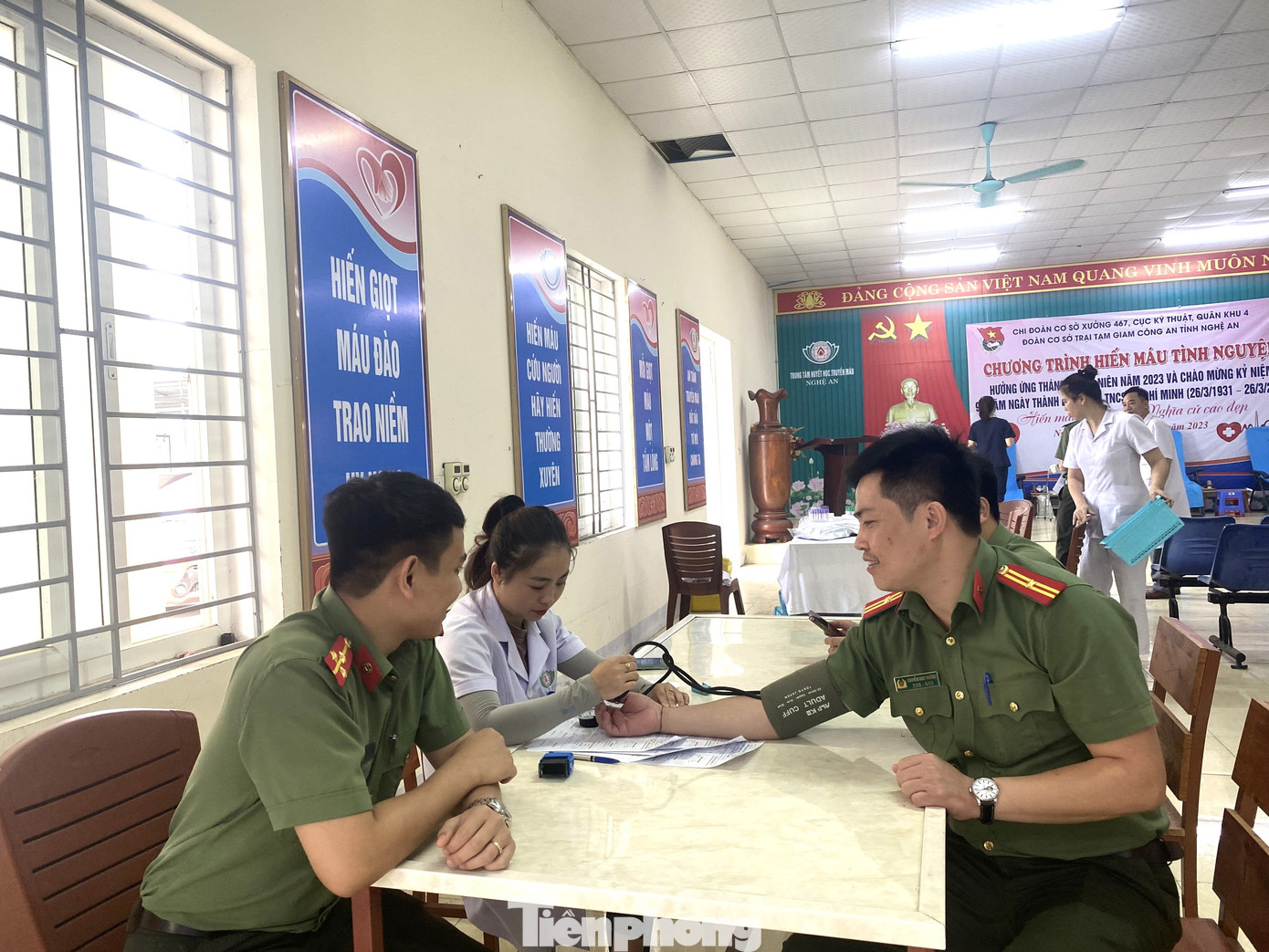 Cán bộ, chiến sĩ được đội ngũ y tế tiến hành khám sàng lọc, đo huyết áp đảm bảo đủ điều kiện trước khi hiến máu. Cán bộ, chiến sĩ được đội ngũ y tế tiến hành khám sàng lọc, đo huyết áp đảm bảo đủ điều kiện trước khi hiến máu.