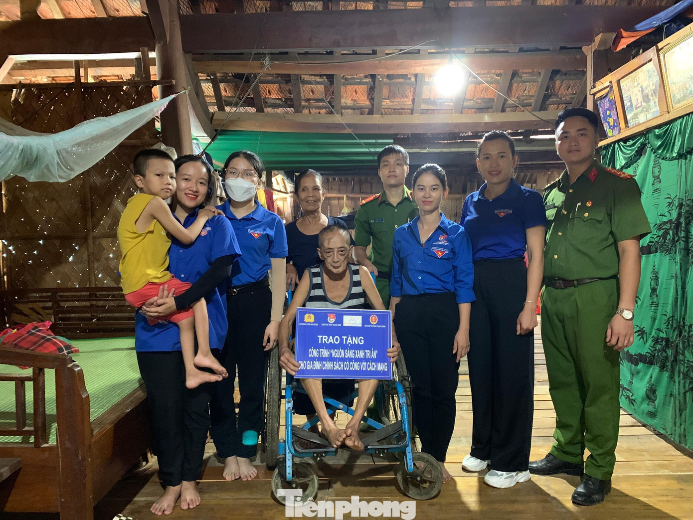 Ông Vi Văn Thắng (SN 1952), vào chiến trường 13/3/1972 tại Mặt trận B3 Gia Lai Kontum. Năm 1975, ông trở về địa phương, là thương binh 2/4. Hiện ông có 4 người con (3 trai 1 gái), có 1 chắt bị U tuỷ ảnh hưởng cột sống, cắt bỏ 2 đốt sống lưng, nằm một chỗ. Vừa qua, ông Thắng bị ngã chấn thương sọ não phải nhập viện điều trị 1 tháng, vừa xuất viện về nhà. Dù tuổi cao, sức yếu nhưng ông vẫn rất minh mẫn và nói lời cảm ơn các đơn vị lắp đặt đèn.