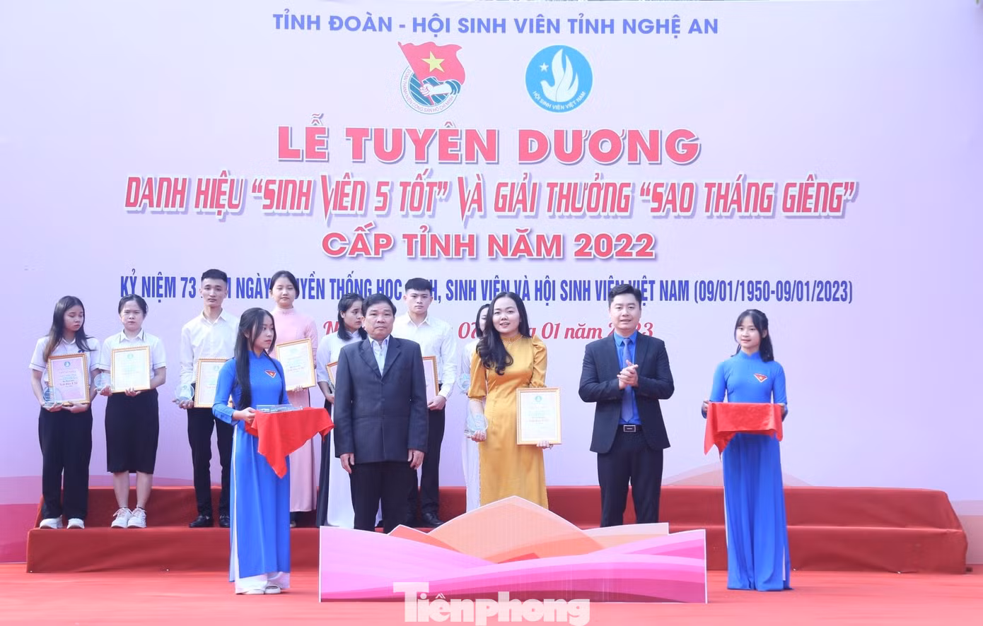 Để ghi nhận những thành tích đạt được, Ban Thư ký Hội Sinh viên tỉnh Nghệ An quyết định trao tặng danh hiệu “Sinh viên 5 tốt” cho 48 bạn sinh viên và 41 đại biểu là cán bộ Đoàn, Hội đạt giải thưởng “Sao tháng Giêng”.
