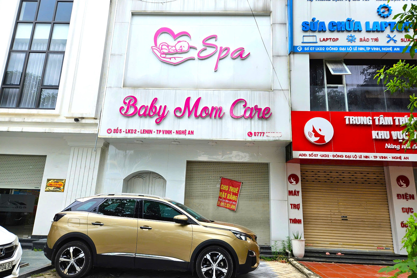 Theo người dân địa phương, tình trạng các cửa hàng đóng cửa gia tăng đáng kể từ khi chính quyền mở đợt cao điểm kiểm tra hàng giả. Ngoài ra, do tình hình kinh doanh khó khăn, giá thuê mặt bằng cao, chưa kể đến các chi phí vận hành khác, trong khi đó, sự cạnh tranh của thương mại điện tử đã khiến phương thức bán hàng truyền thống ngày càng gặp khó. Trong ảnh, nhiều mặt bằng trên Đại lộ Lê Nin (phường Vinh Phú) treo biển cho thuê.