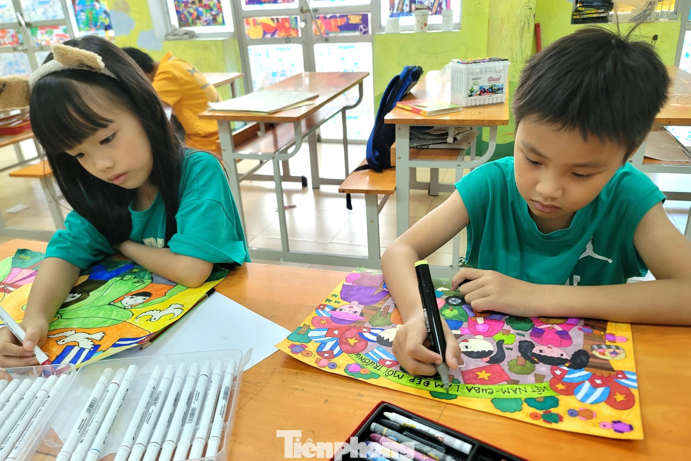 Các em học sinh say sưa vẽ tranh. Các em học sinh say sưa vẽ tranh.