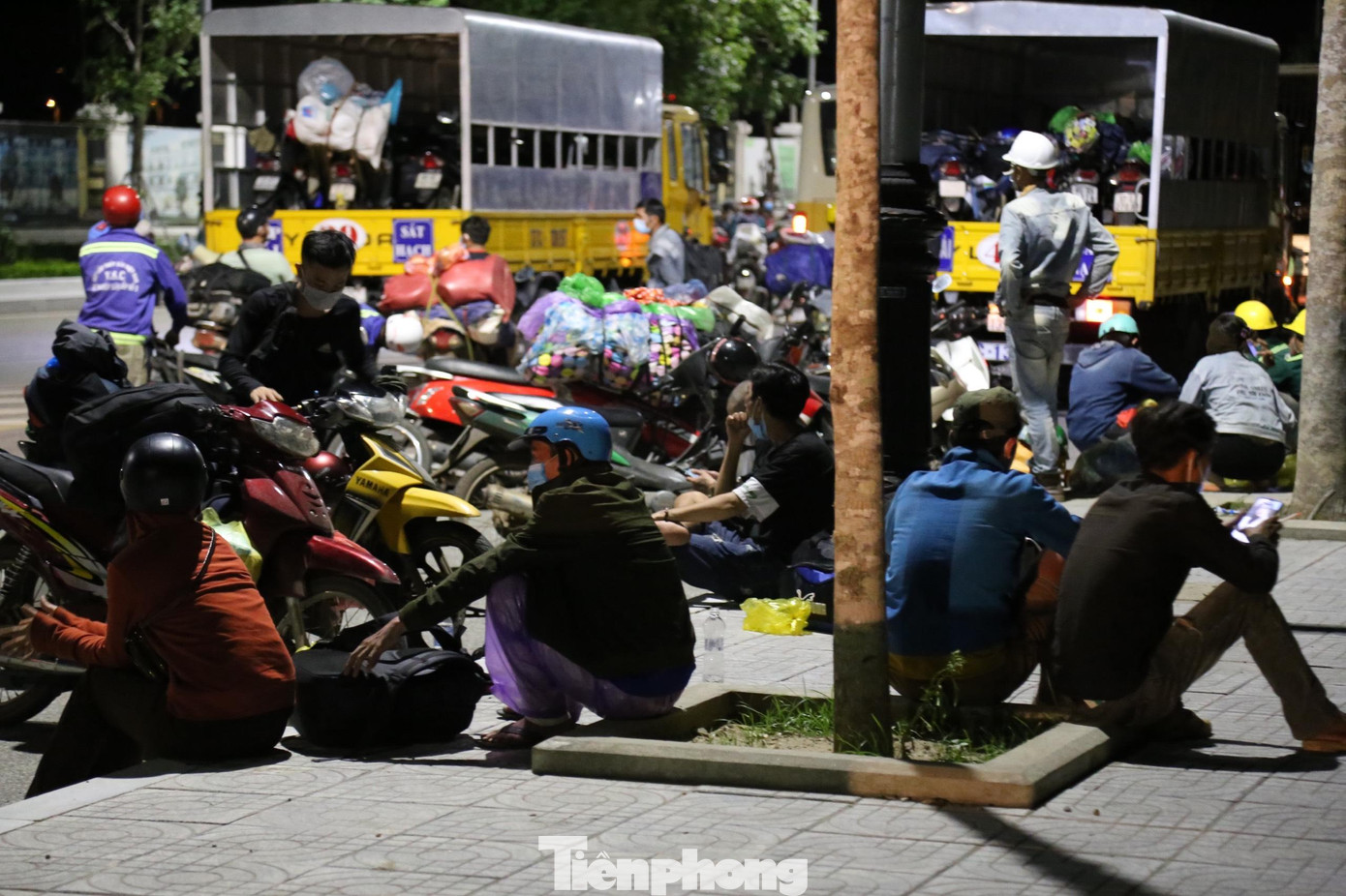 Các nhóm về quê bằng xe máy di chuyển từng tốp nhỏ nên lực lượng chức năng phải mất thời gian rà soát, sắp xếp, phân chia người về theo từng địa phương để có phương án bố trí xe, lộ trình phù hợp.