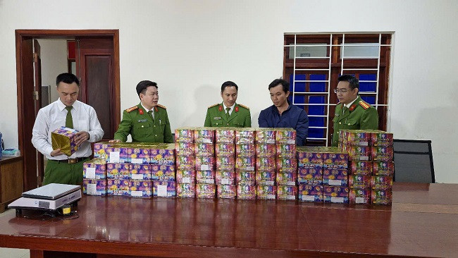 Đối tượng Lưu Đình Tuấn cùng tang vật tại cơ quan công an