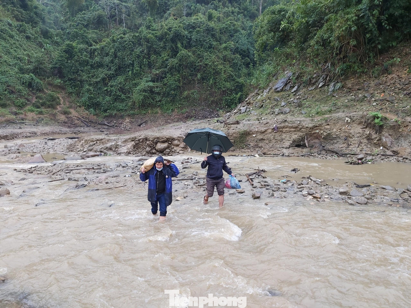 Sau hơn 2 giờ đồng hồ ngồi xuồng, thầy cô đi bộ, lội suối khoảng 20 phút nữa mới đến được điểm trường.