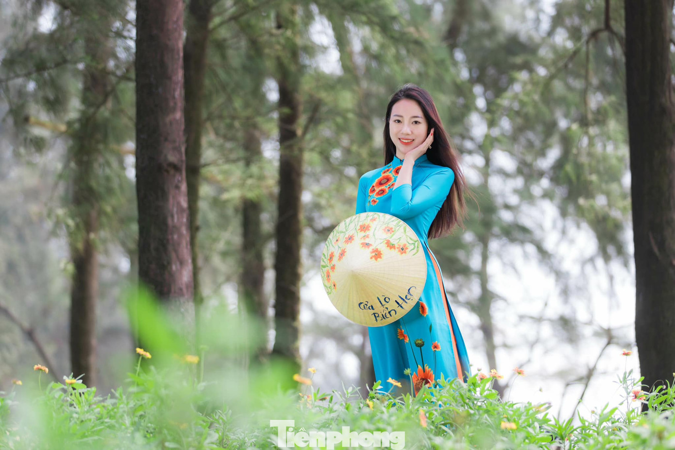 Thả dáng trong tà áo dài hoa cúc biển thướt tha cùng nón lá