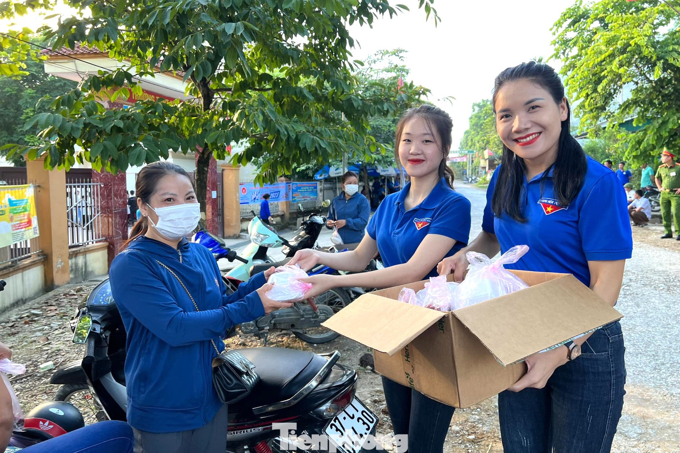 Đoàn thanh niên huyện Con Cuông tặng suất ăn sáng cho thí sinh và phụ huynh thí sinh Đoàn thanh niên huyện Con Cuông tặng suất ăn sáng cho thí sinh và phụ huynh thí sinh