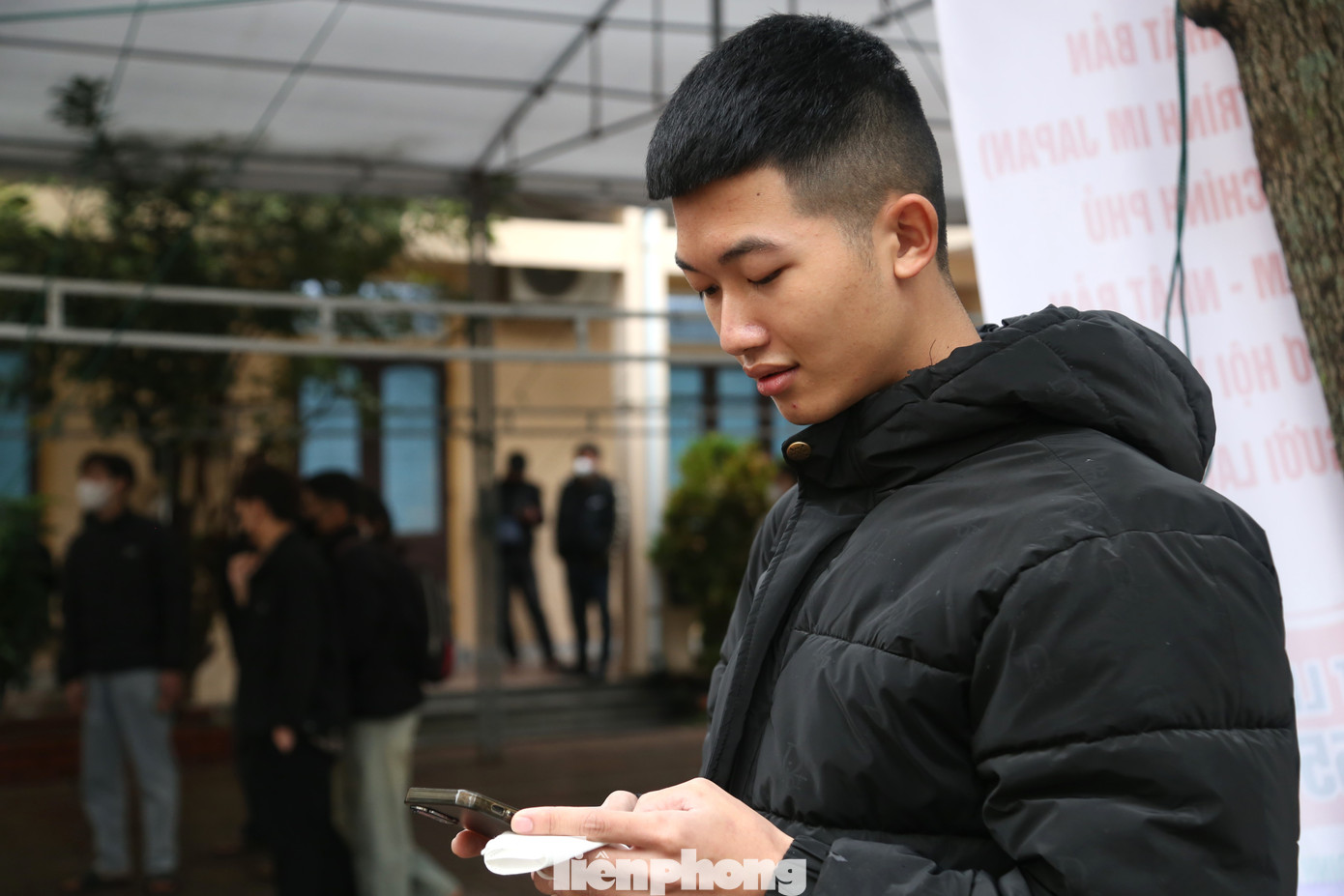 Vừa đi nghĩa vụ quân sự về năm ngoái, Trần Văn Hiếu (SN 2003, trú xã Thanh Long, huyện Thanh Chương) mong muốn được đến Hàn Quốc làm việc. Sau khi cân nhắc, Hiếu chọn công việc lao động phổ thông để đăng ký. “Đợt này chỉ có 3.000 chỉ tiêu việc làm cho lao động Việt Nam tại Hàn Quốc, do đó mức độ cạnh tranh sẽ khốc liệt hơn. Năm nay kỳ thi tiếng Hàn sẽ tổ chức theo bộ đề mới, em khá lo lắng. Em sẽ cố gắng ôn tập thật tốt”, Hiếu tâm sự.