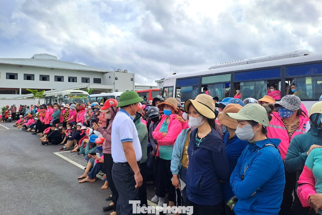 Các ngành chức năng tiếp tục tuyên truyền, vận động công nhân vào làm việc. Các ngành chức năng tiếp tục tuyên truyền, vận động công nhân vào làm việc.