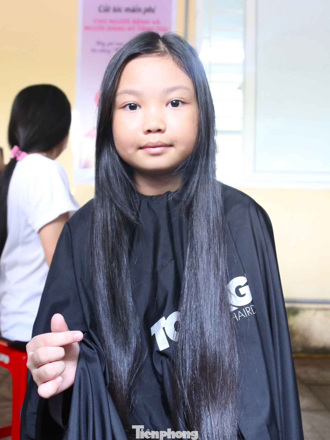 Mái tóc dài sau nhiều năm nuôi dưỡng, chăm sóc được em Hồ Hà Phương (9 tuổi, trú phường Lê Lợi, TP Vinh) hiến để kết mái tóc mới tặng các bệnh nhân ung thư.
