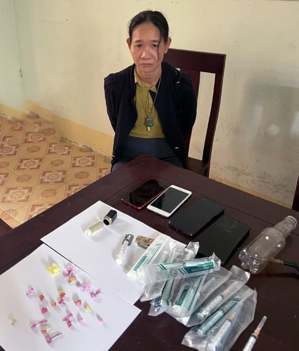 Đối tượng Lê Thị Hương cùng tang vật Đối tượng Lê Thị Hương cùng tang vật