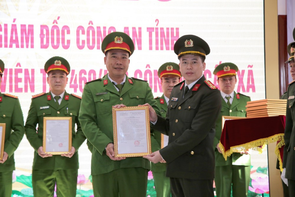 Lãnh đạo Công an tỉnh Nghệ An trao quyết định cho các đồng chí được bổ nhiệm điều tra viên ở Công an cấp xã.