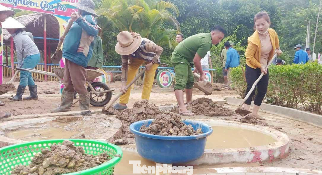 Cô Phan Thị Hiếu - Hiệu trưởng Trường Mầm non Chiêu Lưu 2 cho biết: “Cơn lũ vừa qua đã xô đổ các bờ rào, phá hủy hết các đồ chơi và khu giải trí của trẻ gây thiệt hại rất lớn. Trước mắt để đón học sinh, nhà trường tạm thời dọn dẹp khuôn viên phía trước và các lớp học còn các phần khác sẽ hoàn thiện sau”. Cô Phan Thị Hiếu - Hiệu trưởng Trường Mầm non Chiêu Lưu 2 cho biết: “Cơn lũ vừa qua đã xô đổ các bờ rào, phá hủy hết các đồ chơi và khu giải trí của trẻ gây thiệt hại rất lớn. Trước mắt để đón học sinh, nhà trường tạm thời dọn dẹp khuôn viên phía trước và các lớp học còn các phần khác sẽ hoàn thiện sau”.